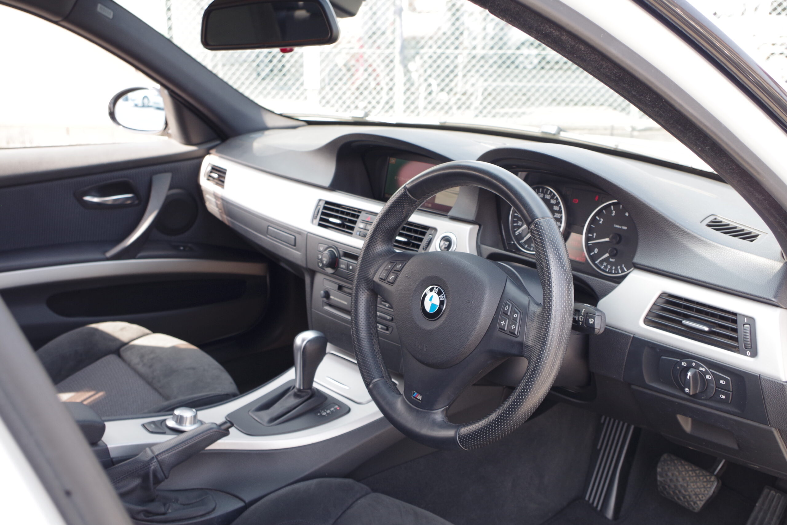 BMW 325i Mスポーツ (ホワイト)