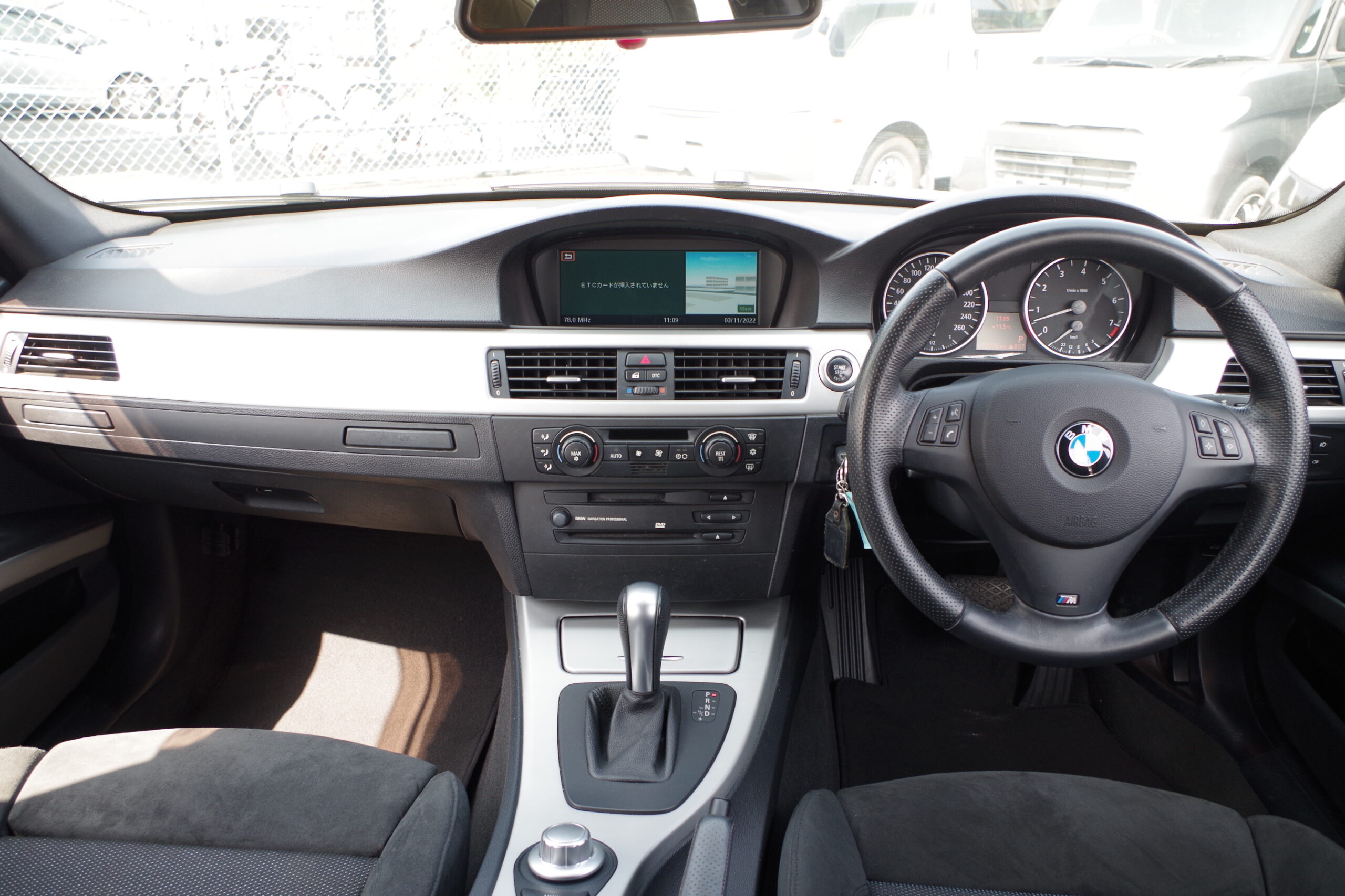 BMW 325i Mスポーツ (ホワイト)